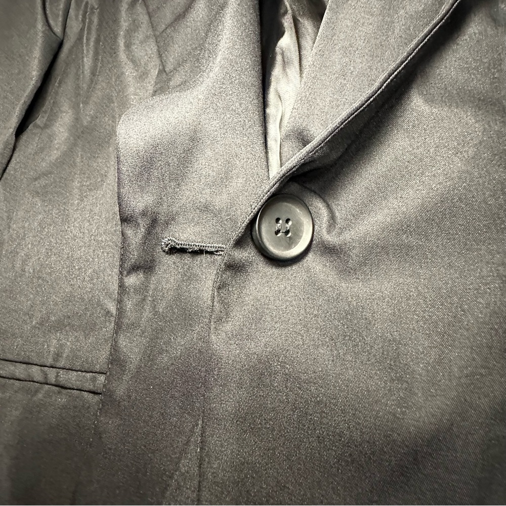 LIKE NEW Essential Blazer - Picture 5 of 5